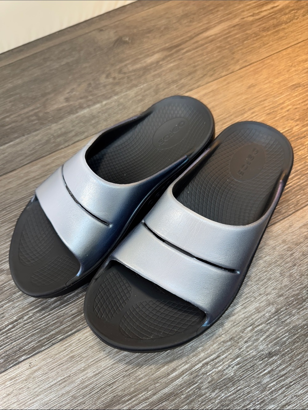 OOFOS Women's Silver and Black Slide Sandals Sz 7 (h223)